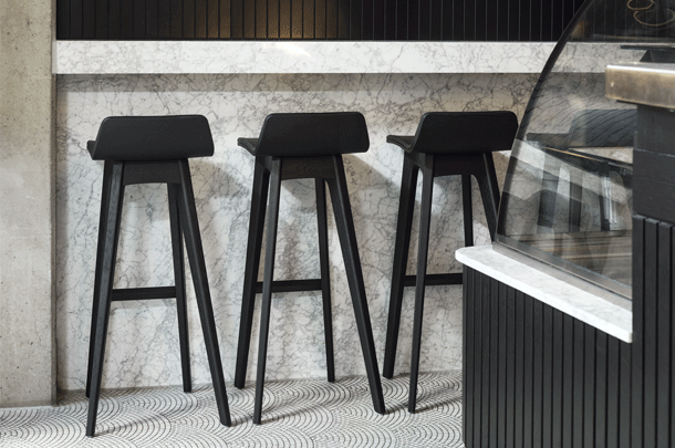 zeitraummoebel-barhocker-morphbar-massivholz-04-610x405