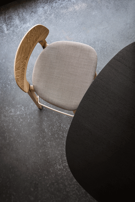 zeitraummoebel-barhocker-nonotobar-massivholz-02-455x680