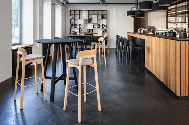 zeitraummoebel-barhocker-nonotobar-massivholz-03-610x405