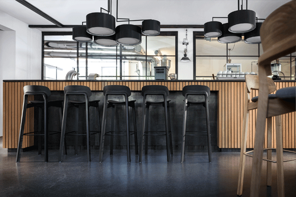 zeitraummoebel-barhocker-nonotobar-massivholz-04-610x405