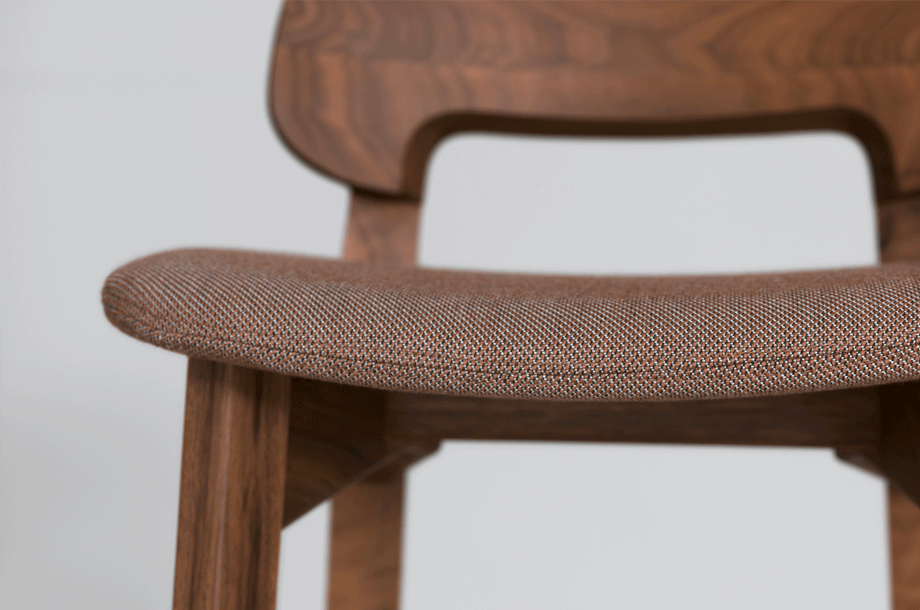 zeitraummoebel-barhocker-nonotobar-massivholz-15-920x610