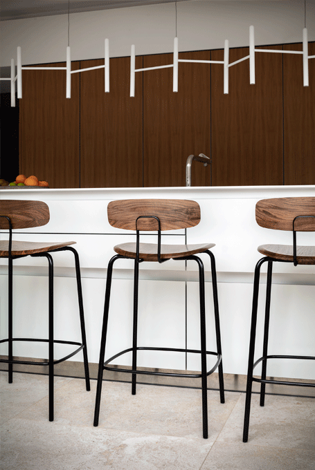 zeitraummoebel-barhocker-okitobar-massivholz-02-455x680