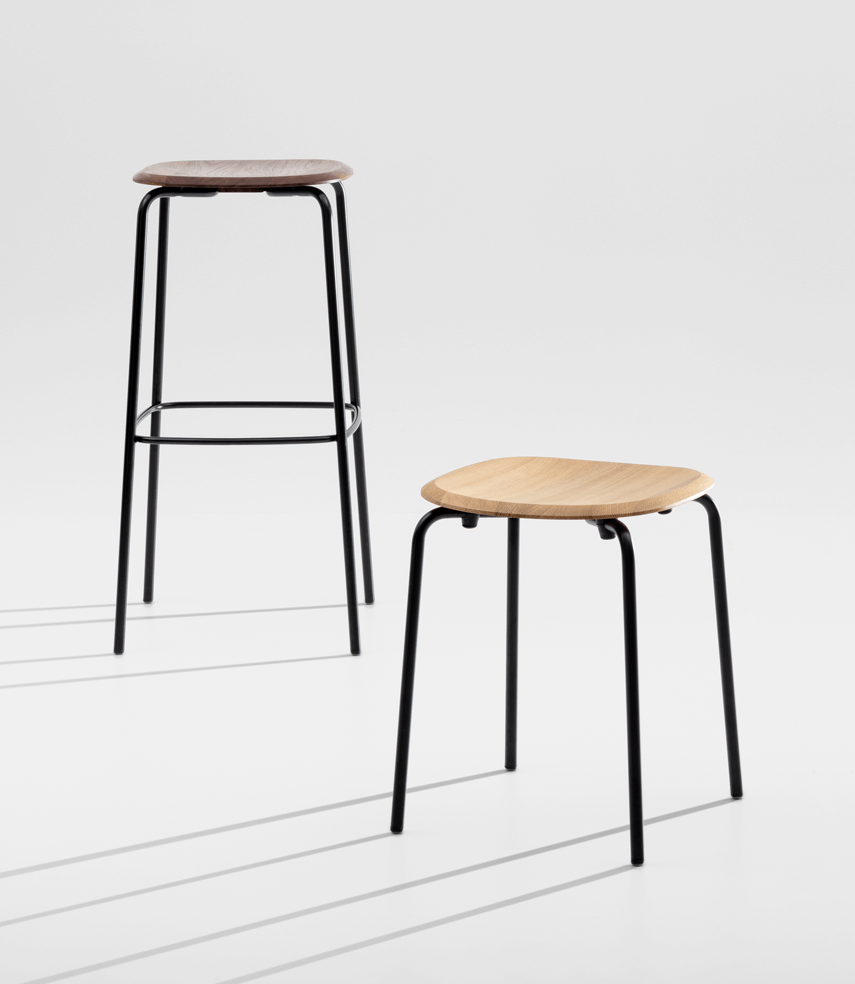 zeitraummoebel-barhocker-okitostool-massivholz-01-855x984
