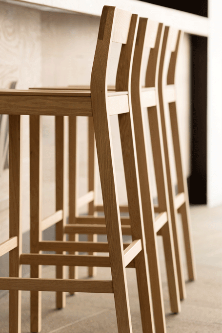 zeitraummoebel-barhocker-sitbar-massivholz-02-455x680