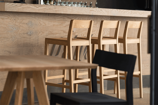 zeitraummoebel-barhocker-sitbar-massivholz-03-610x405