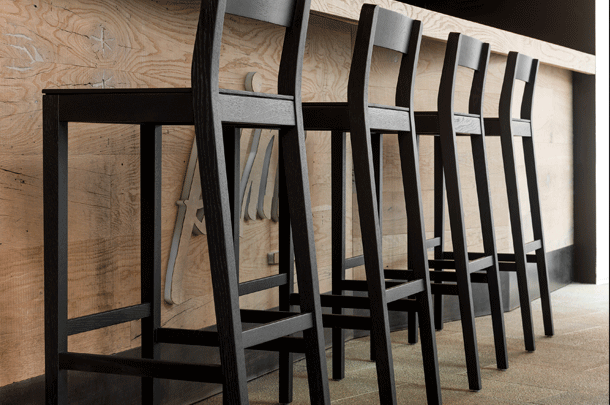 zeitraummoebel-barhocker-sitbar-massivholz-04-610x405