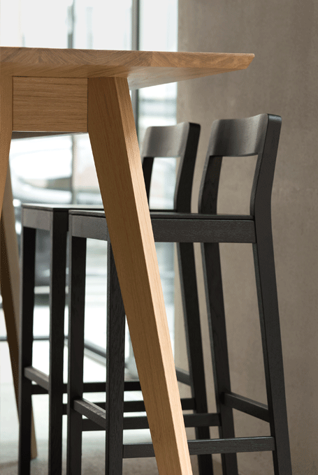 zeitraummoebel-barhocker-sitbar-massivholz-05-455x680