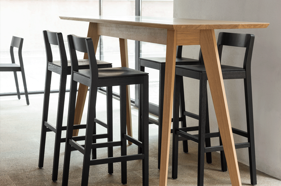 zeitraummoebel-barhocker-sitbar-massivholz-10-920x610