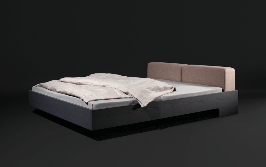 zeitraummoebel-bettmitpolsterkissen-doze-massivholz-01-855x538