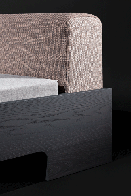 zeitraummoebel-bettmitpolsterkissen-doze-massivholz-02-455x680