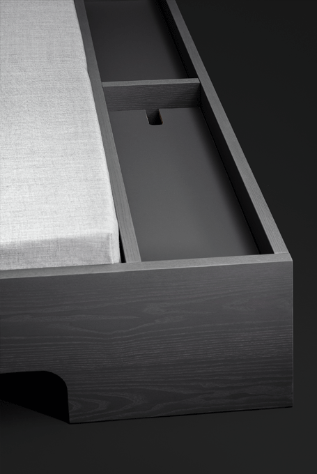 zeitraummoebel-bettmitpolsterkissen-doze-massivholz-05-455x680