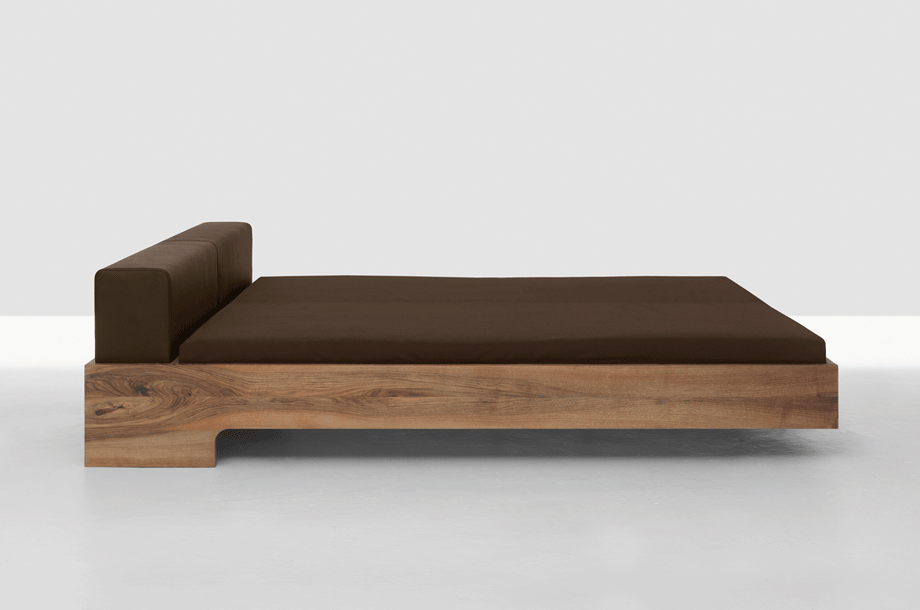 zeitraummoebel-bettmitpolsterkissen-doze-massivholz-08-920x610