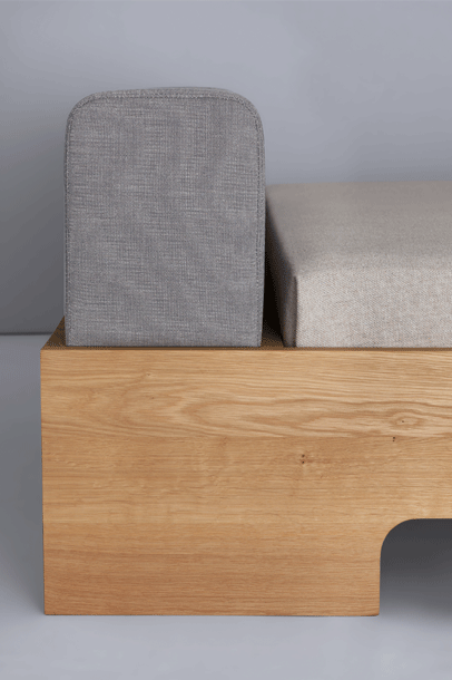 zeitraummoebel-bettmitpolsterkissen-doze-massivholz-10