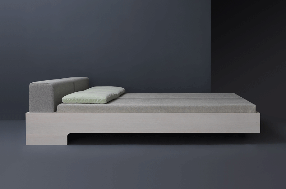 zeitraummoebel-bettmitpolsterkissen-doze-massivholz-11-920x610