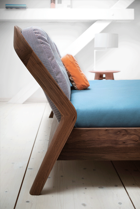 zeitraummoebel-bettmitpolsterkissen-fridaynight-massivholz-02-455x680