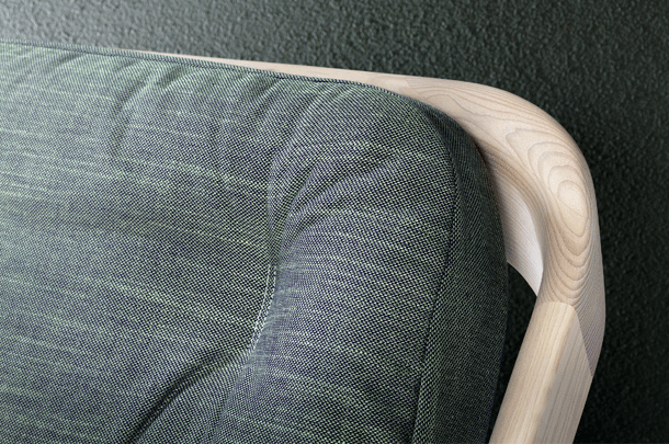 zeitraummoebel-bettmitpolsterkissen-fridaynight-massivholz-04-610x405