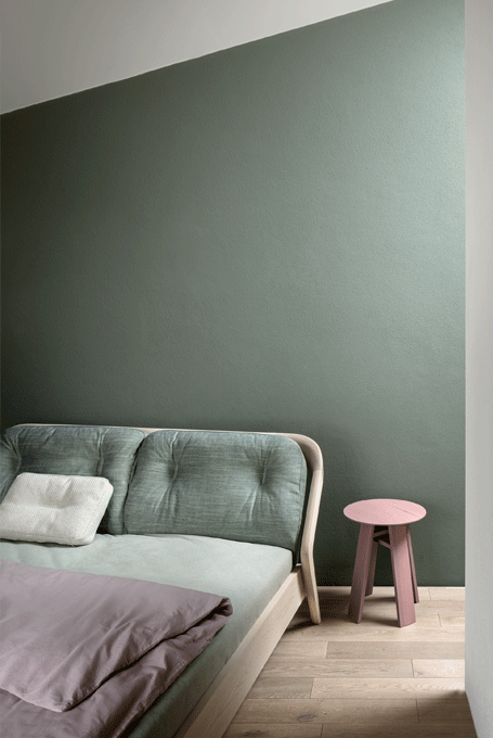 zeitraummoebel-bettmitpolsterkissen-fridaynight-massivholz-05-455x680