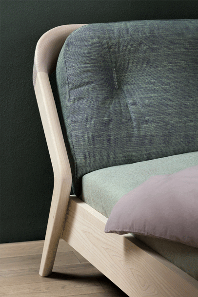 zeitraummoebel-bettmitpolsterkissen-fridaynight-massivholz-06