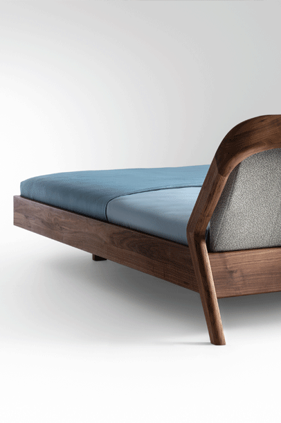 zeitraummoebel-bettmitpolsterkissen-fridaynight-massivholz-11