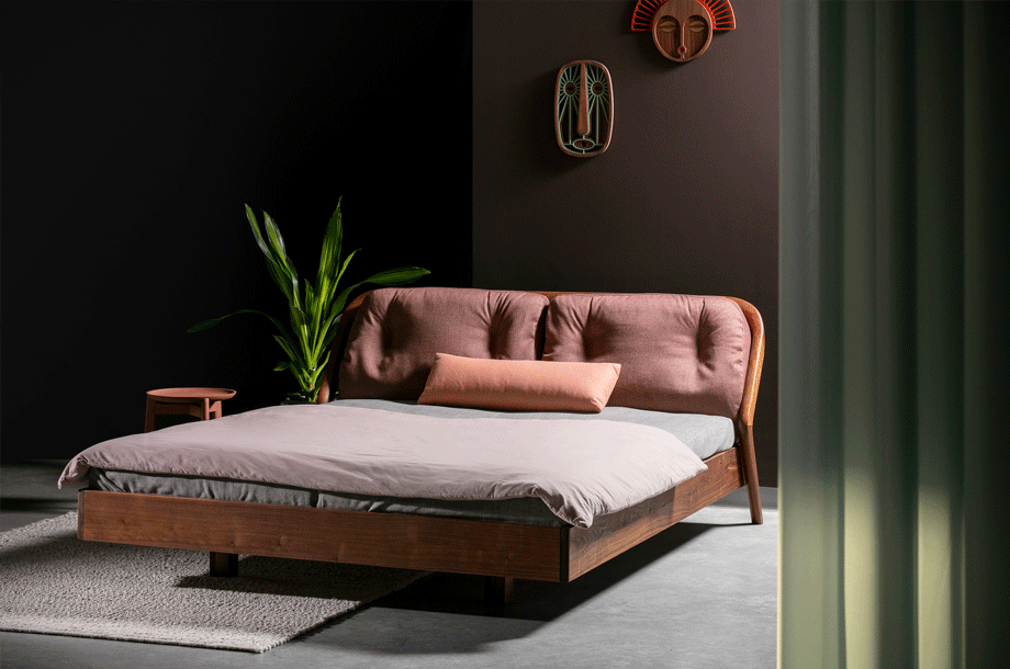 zeitraummoebel-bettmitpolsterkissen-fridaynight-massivholz-14-920x610