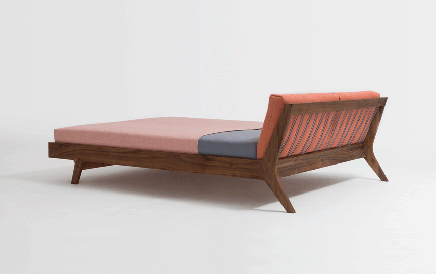 zeitraummoebel-bettmitpolsterkissen-grandmellow-massivholz-01-855x538