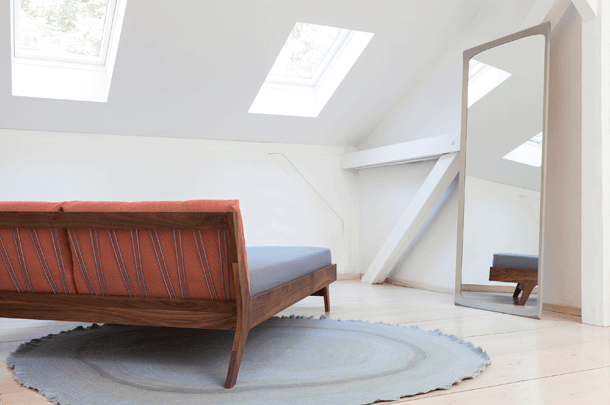 zeitraummoebel-bettmitpolsterkissen-grandmellow-massivholz-03-610x405