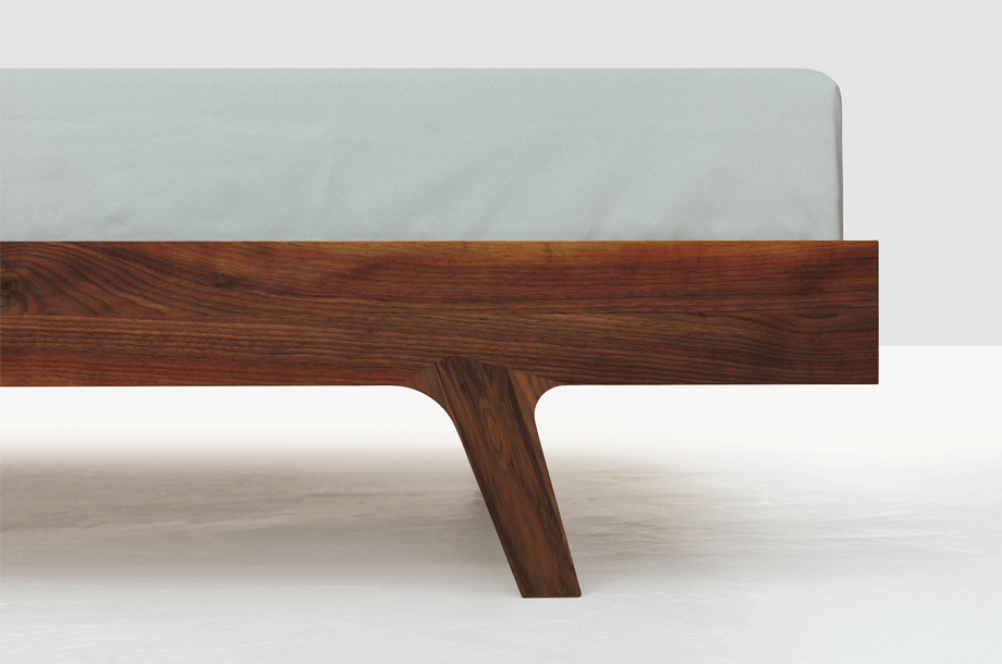 zeitraummoebel-bettmitpolsterkissen-grandmellow-massivholz-09-920x610