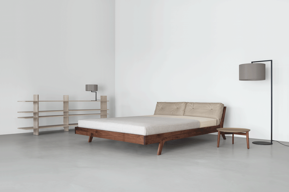 zeitraummoebel-bettmitpolsterkissen-grandmellow-massivholz-11-1-920x610