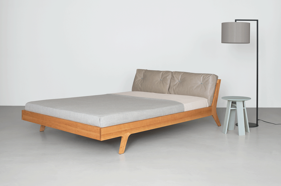 zeitraummoebel-bettmitpolsterkissen-grandmellow-massivholz-12-920x610
