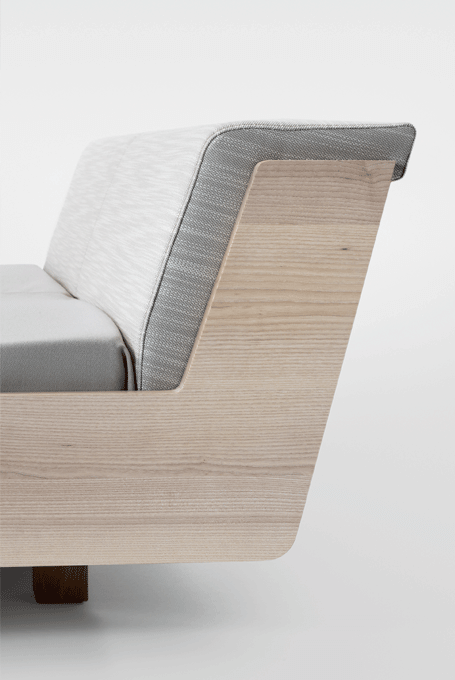 zeitraummoebel-bettmitpolsterkopfteil-fusion-massivholz-02-455x680