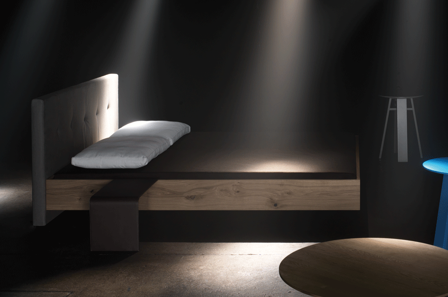 zeitraummoebel-bettmitpolsterkopfteil-simplebutton-massivholz-06-920x610