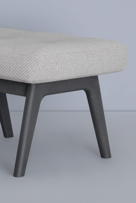 zeitraummoebel-fussschemel-fridaypouf-massivholz-02-455x680