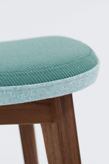 zeitraummoebel-fussschemel-morphpouf-massivholz-polster_05-455x680