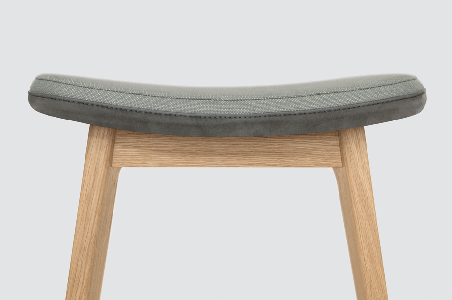 zeitraummoebel-fussschemel-morphpouf-massivholz-polster_10-920x610