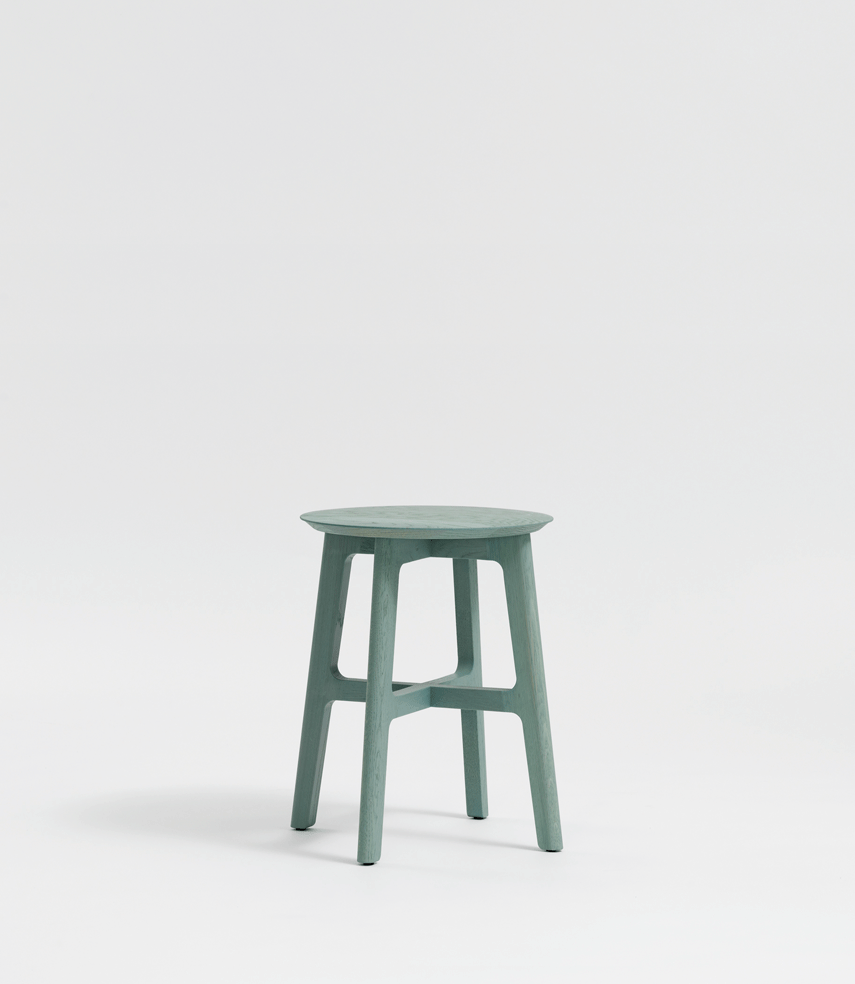 zeitraummoebel-hocker-1.3stool-massivholz-01-855x984