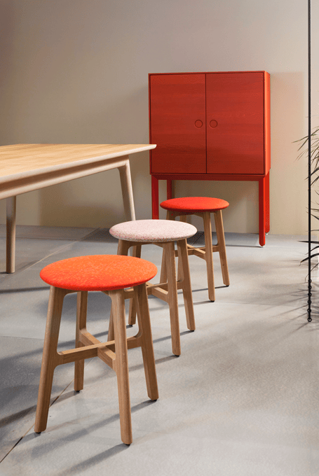 zeitraummoebel-hocker-1.3stool-massivholz-05-455x680