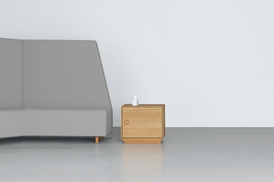 zeitraummoebel-nachtkaestchen-kintiny-massivholz-09-920x610
