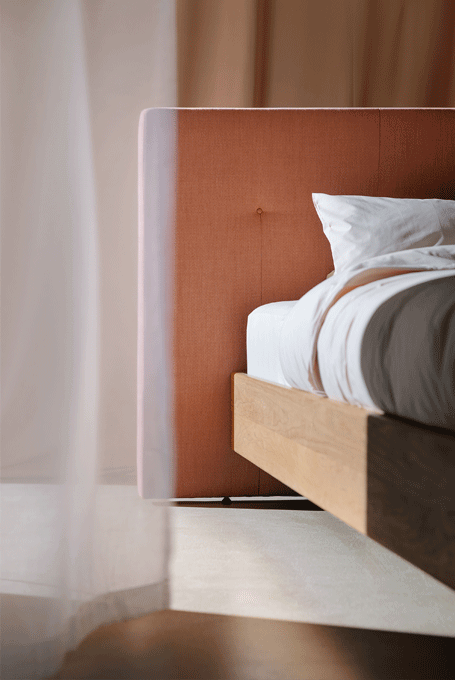 zeitraummoebel-polsterkopfteilmitknoepfen-buttonpanel-02-455x680