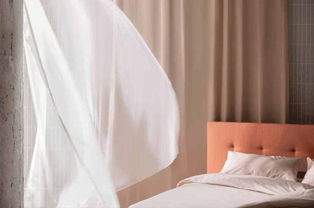 zeitraummoebel-polsterkopfteilmitknoepfen-buttonpanel-03-610x405