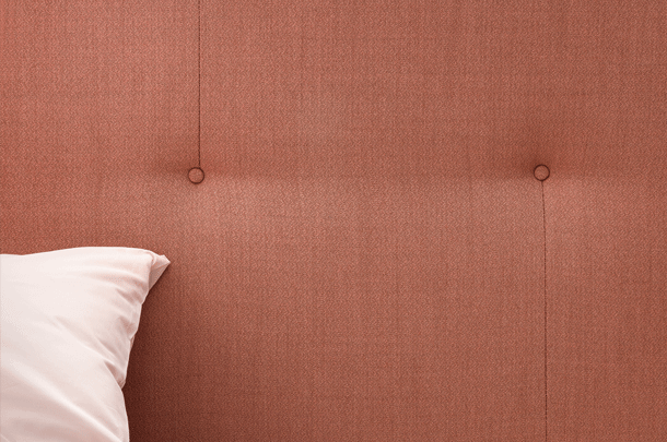 zeitraummoebel-polsterkopfteilmitknoepfen-buttonpanel-04-610x405