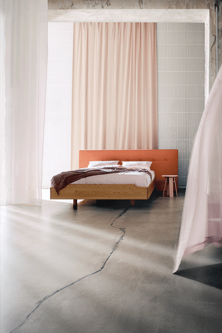 zeitraummoebel-polsterkopfteilmitknoepfen-buttonpanel-05-455x680