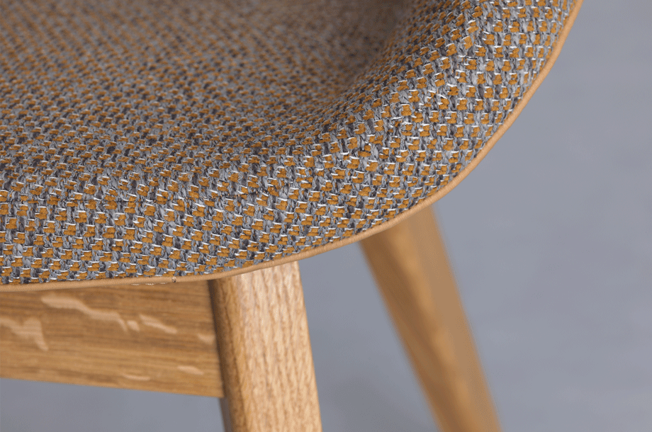 zeitraummoebel-polsterstuhl-morphdining-massivholz-polster-08-920x610