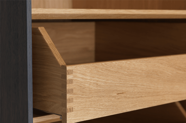 zeitraummoebel-schrank-kintall-massivholz-03-610x405