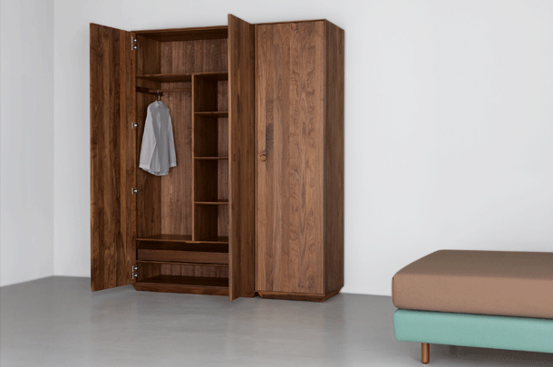 zeitraummoebel-schrank-kintall-massivholz-04-610x405