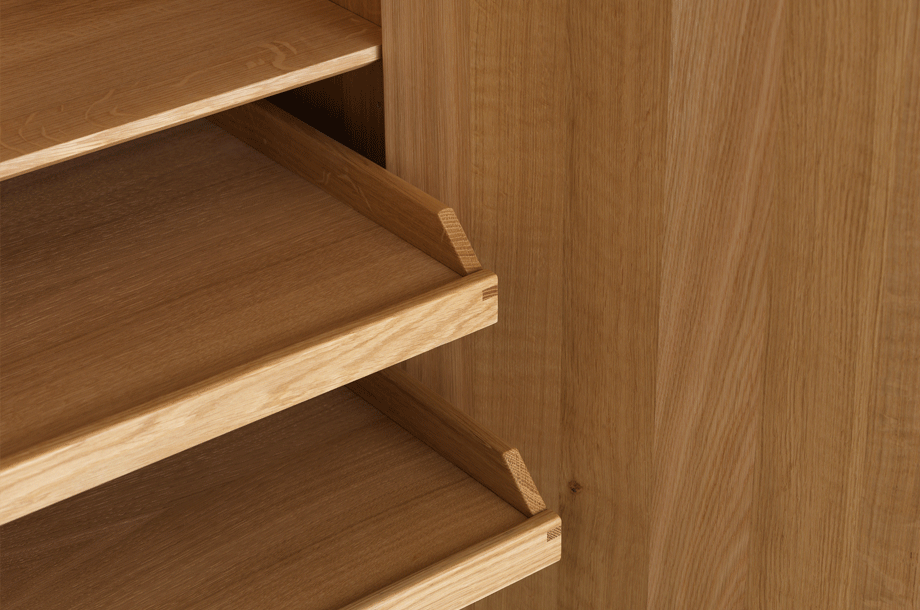 zeitraummoebel-schrank-kintall-massivholz-13-920x610