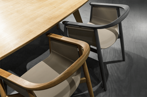 zeitraummoebel-stuhlmitledersitz-pelle-massivholz-03-610x405