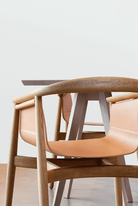 zeitraummoebel-stuhlmitledersitz-pelle-massivholz-05-455x680