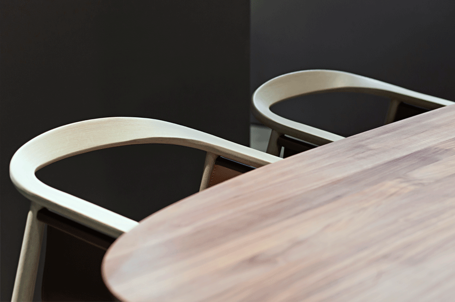 zeitraummoebel-stuhlmitledersitz-pelle-massivholz-09-920x610