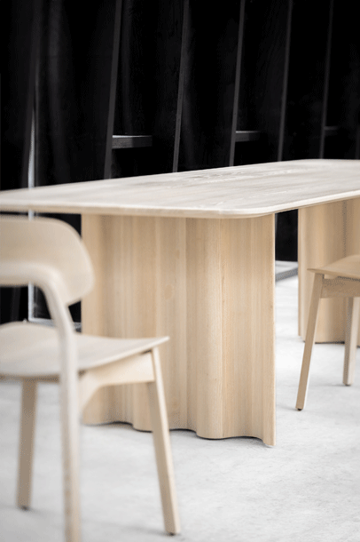 zeitraummoebel-tisch-curtain-massivholz-10