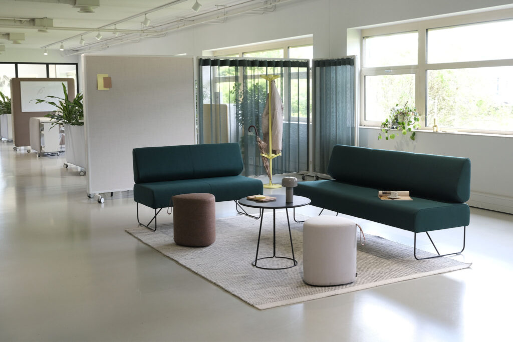 Canapé & Lounge TEAM LSM, Table PULLY Hup, Pouf PADDY - CASCANDO
